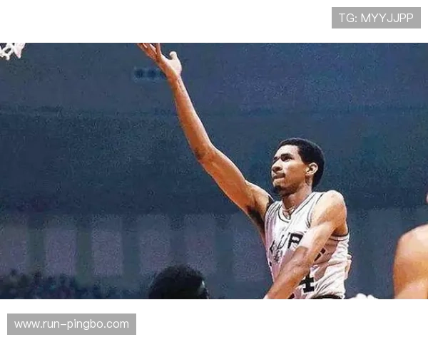 乔治·格文无球跑动拉开空间，高效得分改变进攻节奏